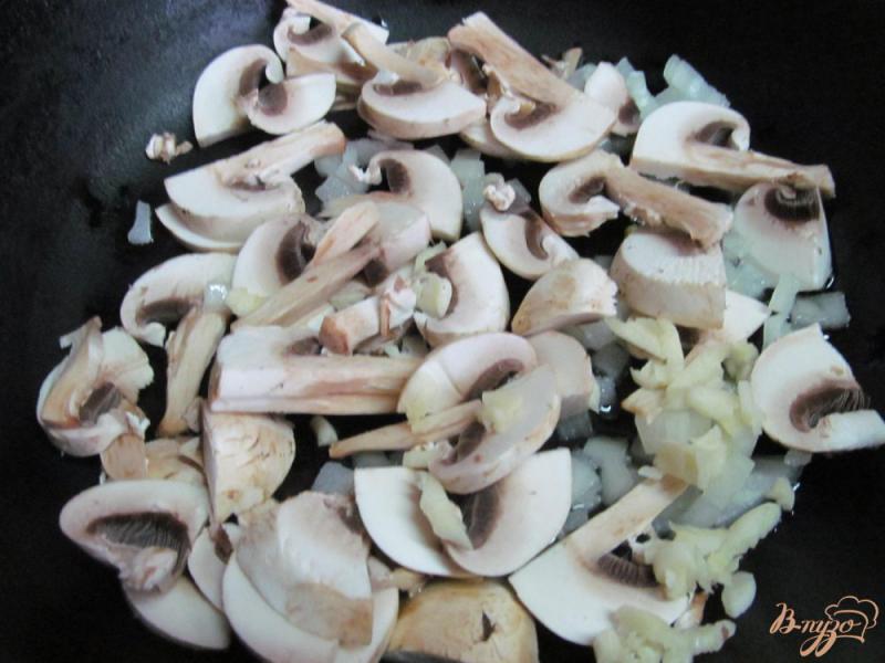Фото приготовление рецепта: Рис с грибами и кукурузой шаг №2