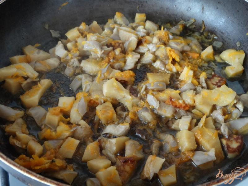 Фото приготовление рецепта: Суп грибной с вешенками шаг №4