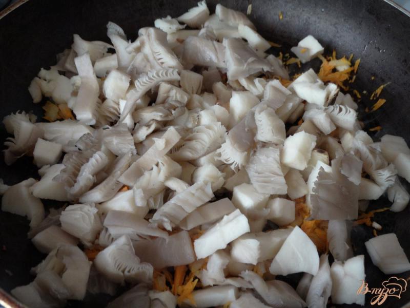 Фото приготовление рецепта: Суп грибной с вешенками шаг №3