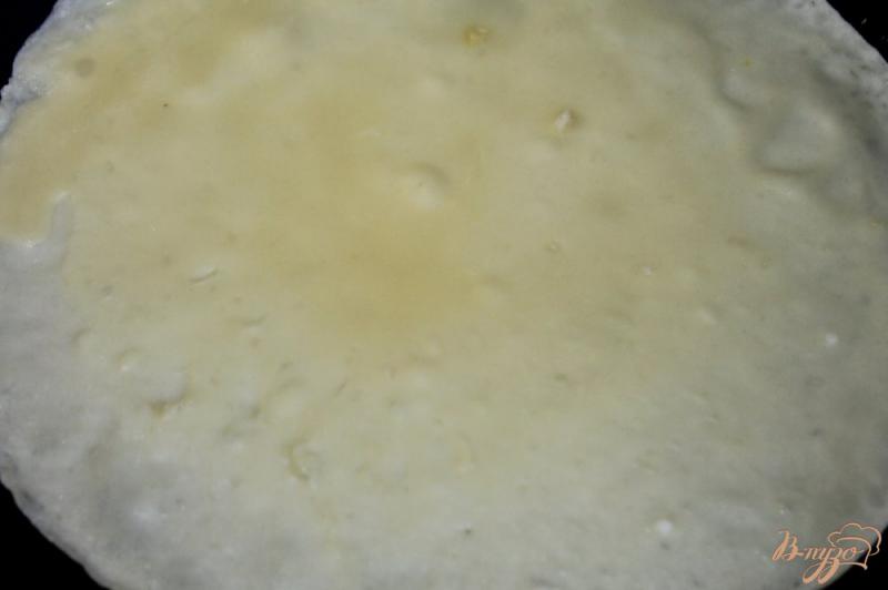 Фото приготовление рецепта: Блины с грибами и плавленным сыром шаг №2