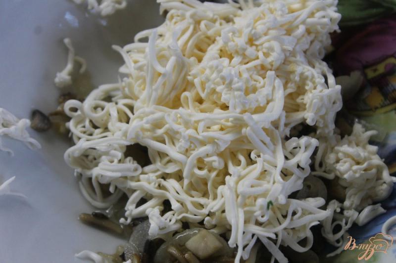Фото приготовление рецепта: Блины с грибами и плавленным сыром шаг №4