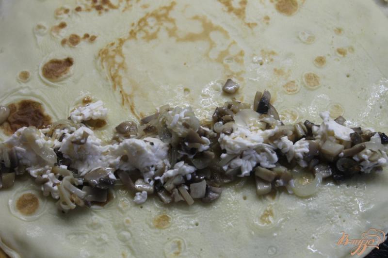 Фото приготовление рецепта: Блины с грибами и плавленным сыром шаг №5