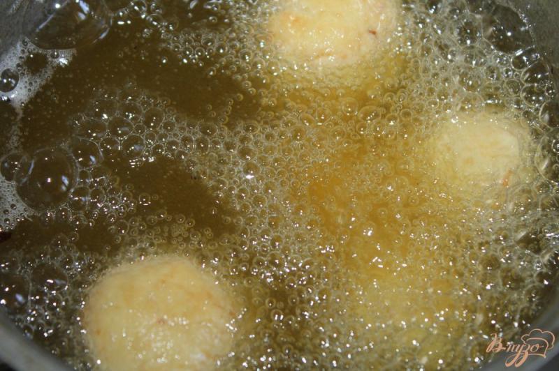 Фото приготовление рецепта: Сырные шарики с беконом шаг №4