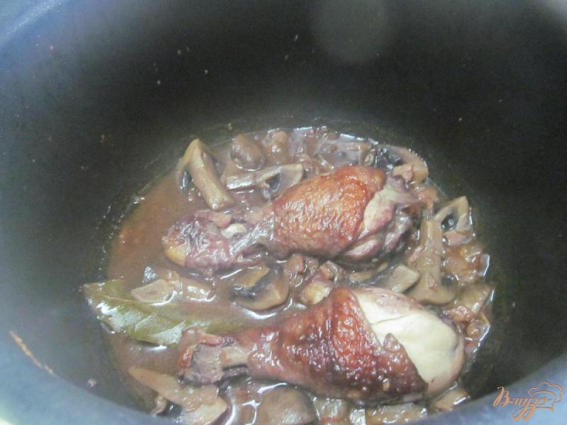 Фото приготовление рецепта: Курица в вине - рагу в мультиварке шаг №8
