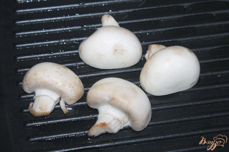 Фото приготовление рецепта: Брускетта с грибами гриль и орешками шаг №2