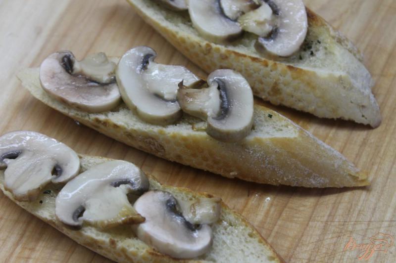 Фото приготовление рецепта: Брускетта с грибами гриль и орешками шаг №4