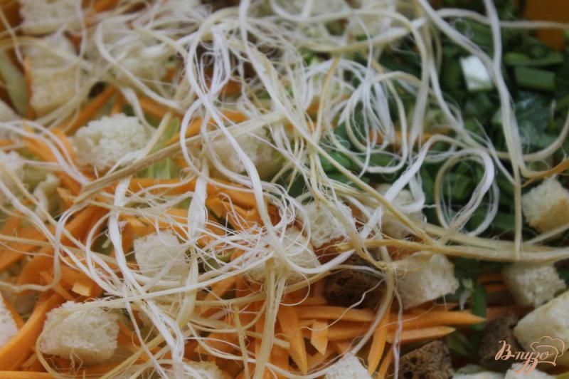 Фото приготовление рецепта: Домашний салат с капустой, сухариками и сыром шаг №3