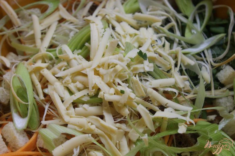 Фото приготовление рецепта: Домашний салат с капустой, сухариками и сыром шаг №4