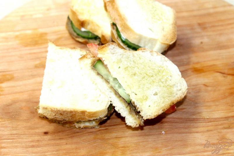 Фото приготовление рецепта: Бутерброд на завтрак с куриной печенью, овощами и сливочным сыром шаг №6