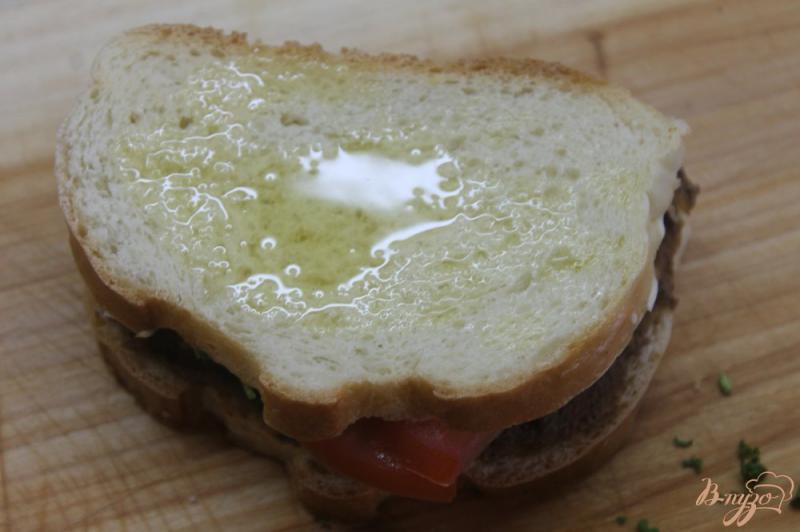 Фото приготовление рецепта: Бутерброд на завтрак с куриной печенью, овощами и сливочным сыром шаг №5