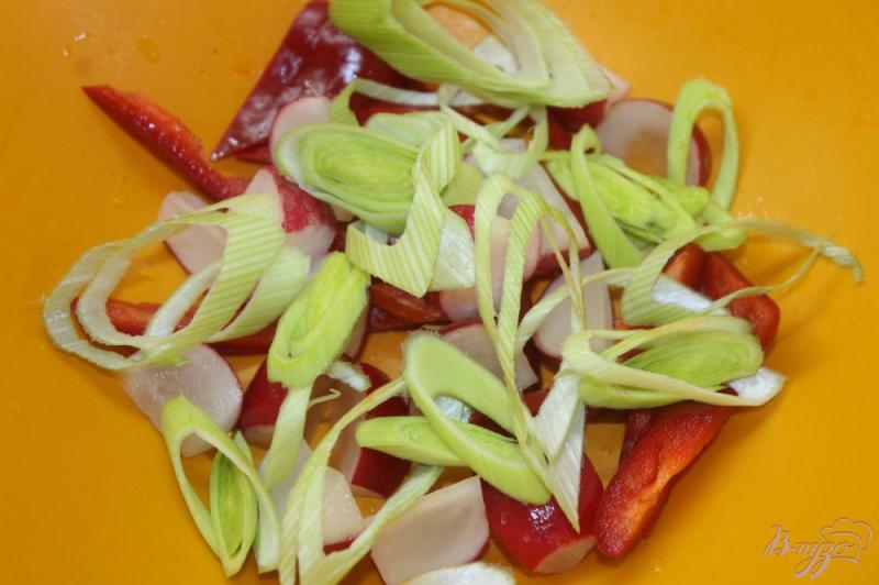 Фото приготовление рецепта: Овощной салат с пореем и соевым соусом шаг №2