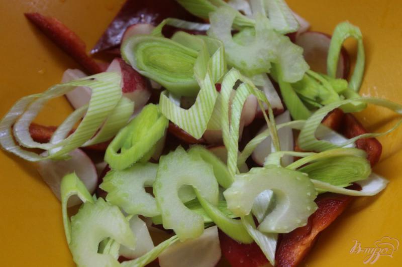 Фото приготовление рецепта: Овощной салат с пореем и соевым соусом шаг №3
