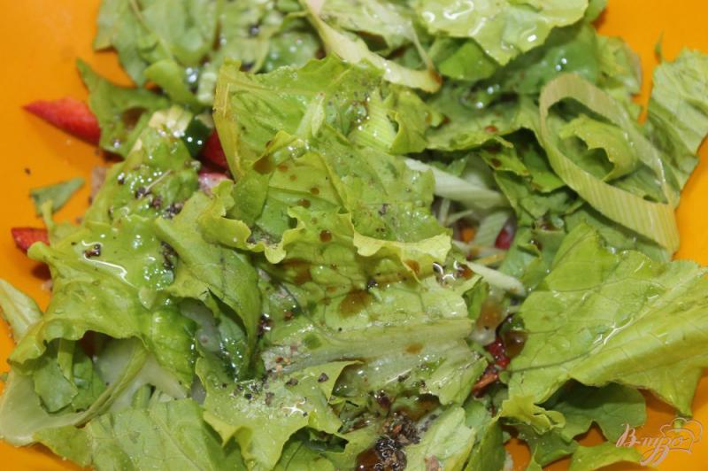 Фото приготовление рецепта: Овощной салат с пореем и соевым соусом шаг №5
