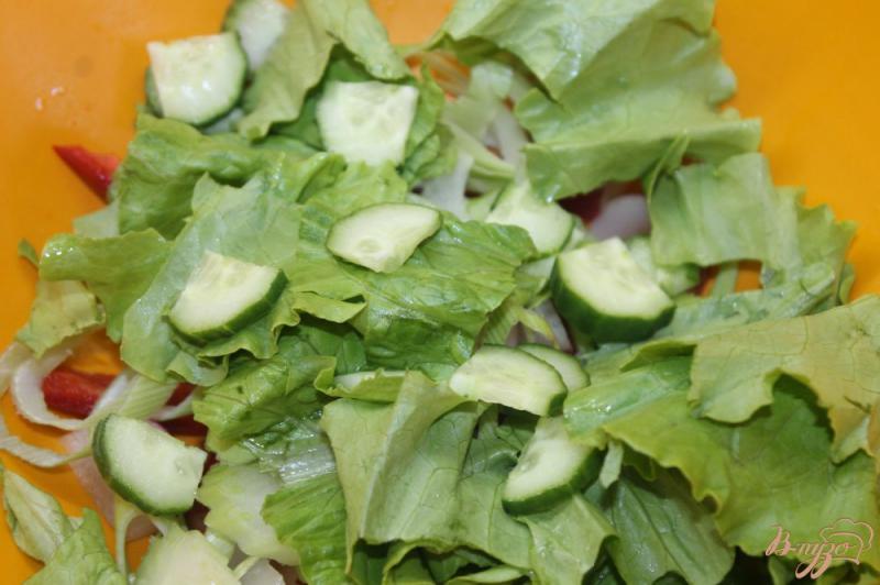 Фото приготовление рецепта: Овощной салат с пореем и соевым соусом шаг №4