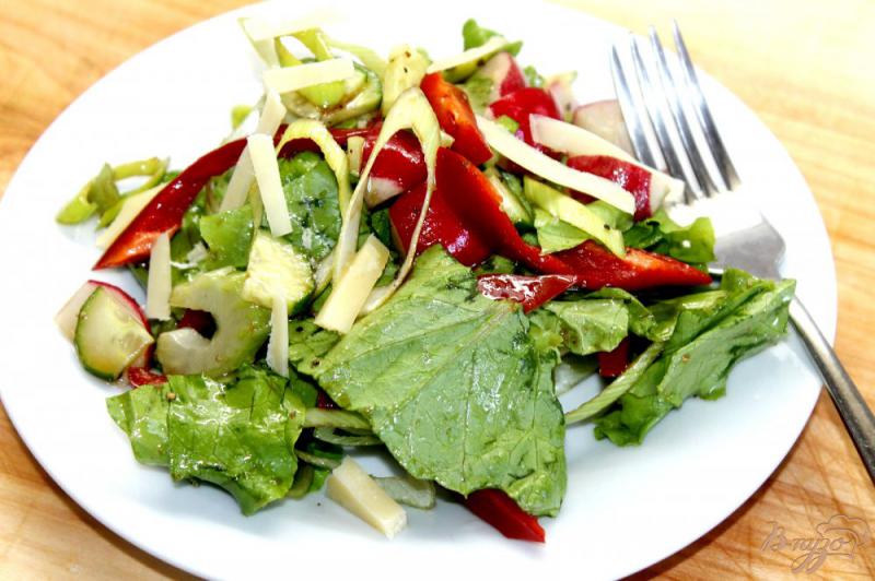 Фото приготовление рецепта: Овощной салат с пореем и соевым соусом шаг №6