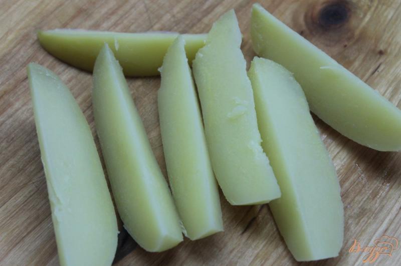 Фото приготовление рецепта: Картофельные дольки с чесноком и зеленью шаг №1