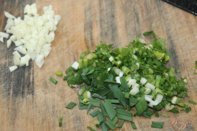 Фото приготовление рецепта: Картофельные дольки с чесноком и зеленью шаг №3