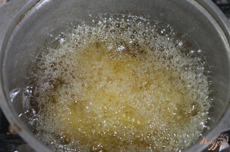 Фото приготовление рецепта: Картофельные дольки с чесноком и зеленью шаг №2