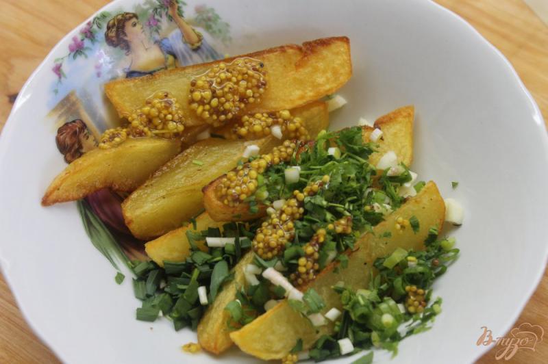 Фото приготовление рецепта: Картофельные дольки с чесноком и зеленью шаг №5