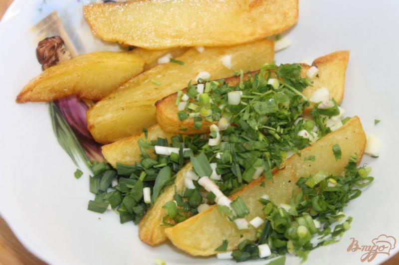 Фото приготовление рецепта: Картофельные дольки с чесноком и зеленью шаг №4
