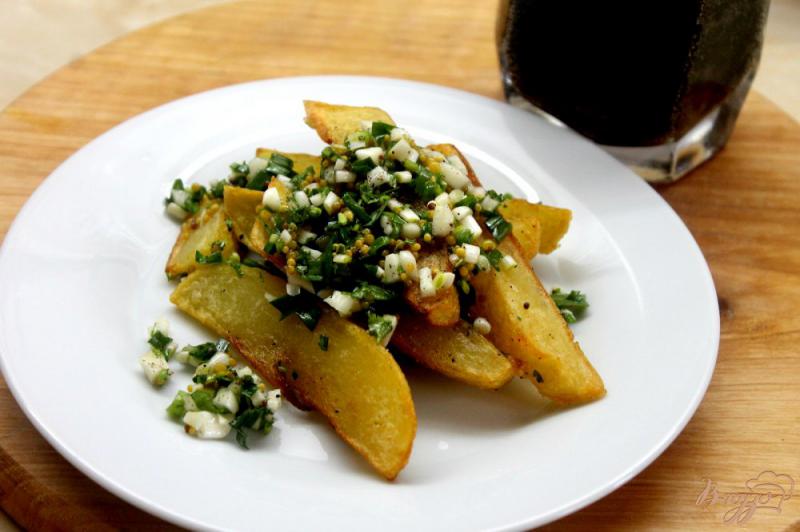 Фото приготовление рецепта: Картофельные дольки с чесноком и зеленью шаг №6