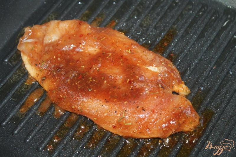 Фото приготовление рецепта: Куриное филе гриль в чили соусе шаг №4