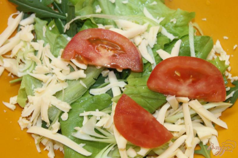 Фото приготовление рецепта: Салат с макаронами и сыром шаг №4