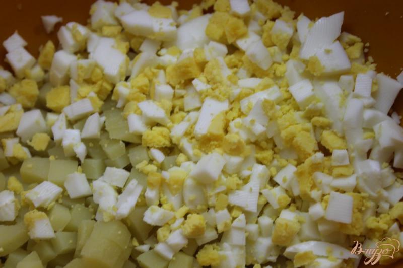 Фото приготовление рецепта: Окрошка с перепелиными яйцами, беконом и вареной колбасой шаг №2