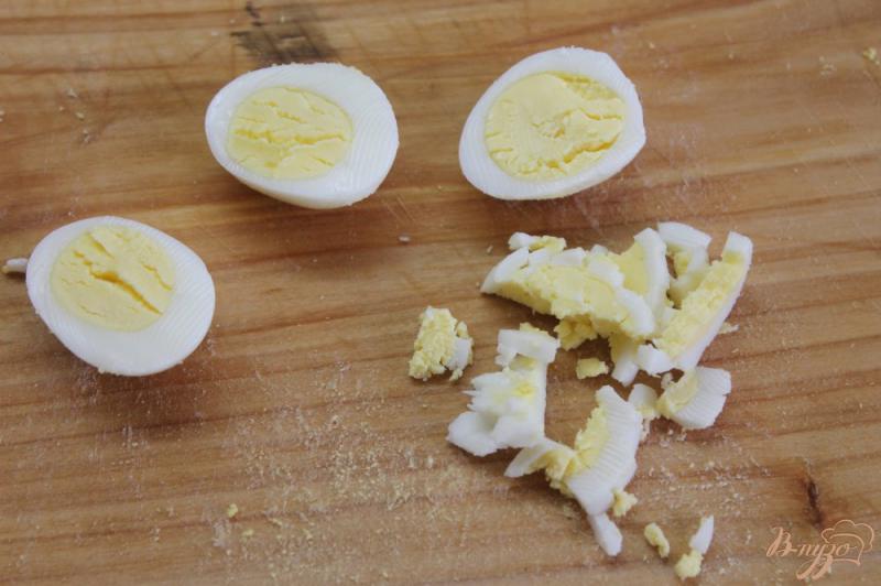 Фото приготовление рецепта: Окрошка с перепелиными яйцами, беконом и вареной колбасой шаг №3