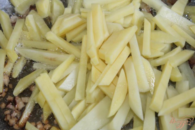 Фото приготовление рецепта: Картофель с грибами в чесночном соусе шаг №2