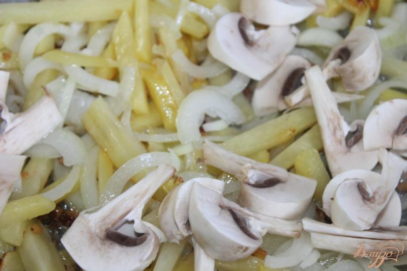 Фото приготовление рецепта: Картофель с грибами в чесночном соусе шаг №3