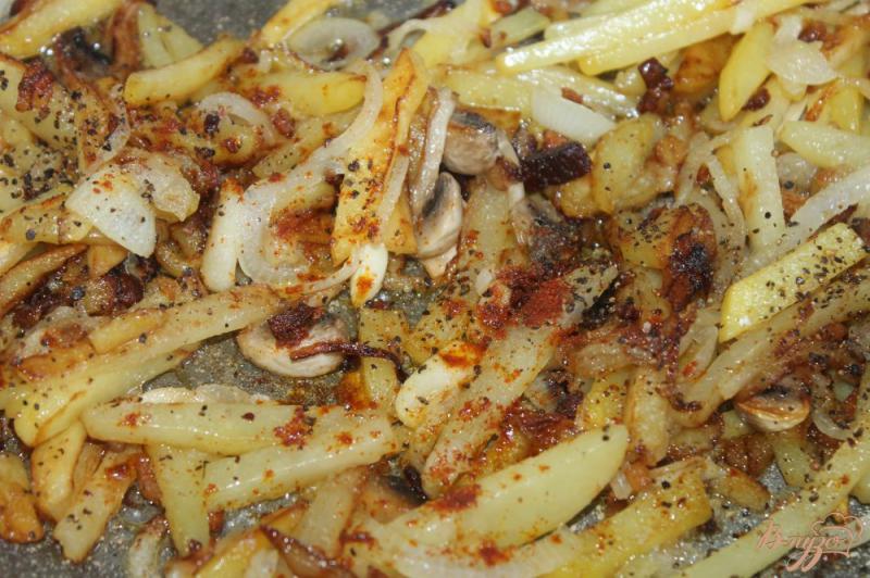 Фото приготовление рецепта: Картофель с грибами в чесночном соусе шаг №4