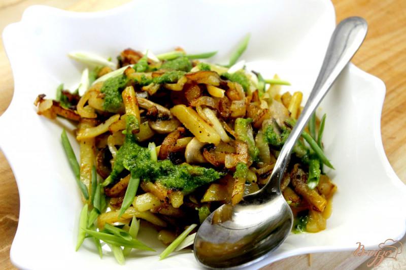 Фото приготовление рецепта: Картофель с грибами в чесночном соусе шаг №7