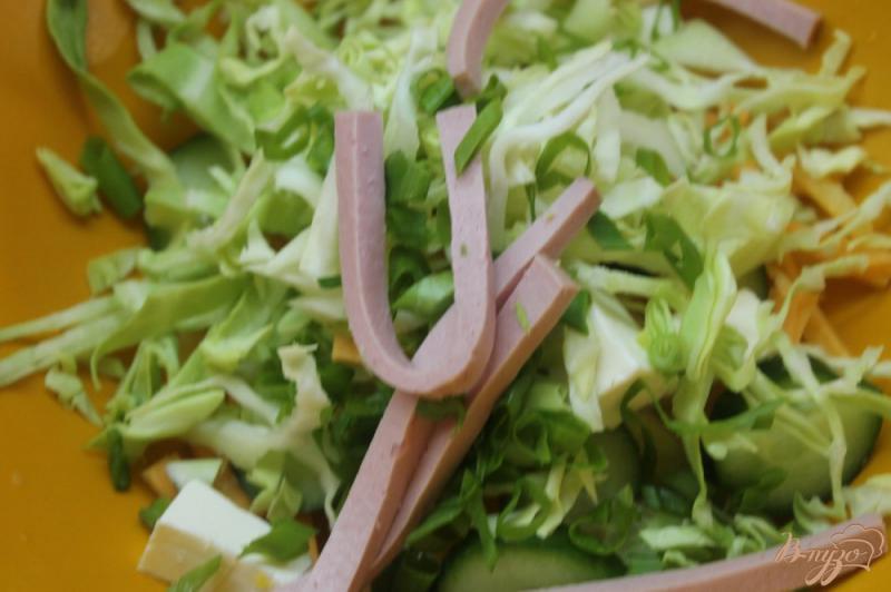 Фото приготовление рецепта: Салат с капусты, яиц и вареной колбасы шаг №4
