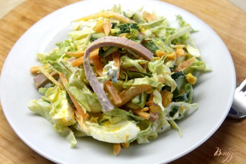 Фото приготовление рецепта: Салат с капусты, яиц и вареной колбасы шаг №5