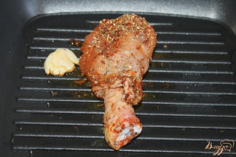 Фото приготовление рецепта: Куриная ножка в ароматном масле шаг №3