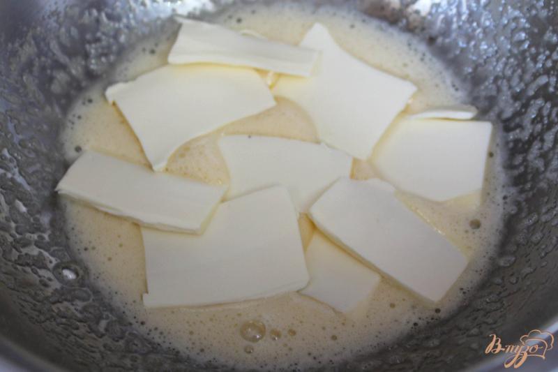 Фото приготовление рецепта: Сырники в духовке с кусочками финика и кокосовой стружкой шаг №2