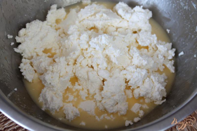 Фото приготовление рецепта: Сырники в духовке с кусочками финика и кокосовой стружкой шаг №3