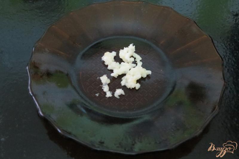 Фото приготовление рецепта: Салат со свеклой и маринованным имбирём шаг №3