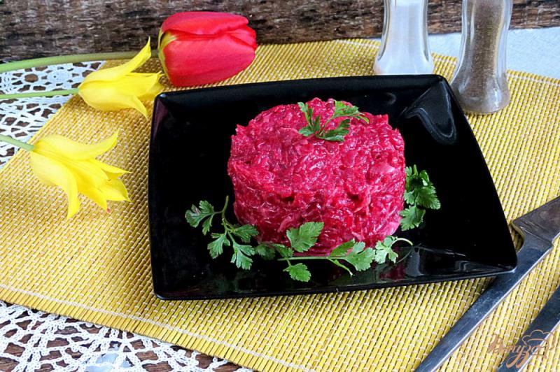 Фото приготовление рецепта: Салат со свеклой и маринованным имбирём шаг №5