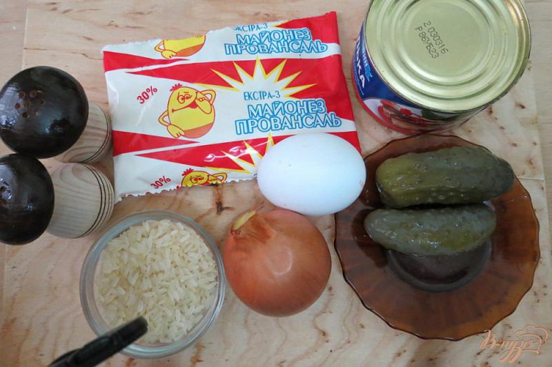 Фото приготовление рецепта: Салат с килькой в томатном соусе шаг №1