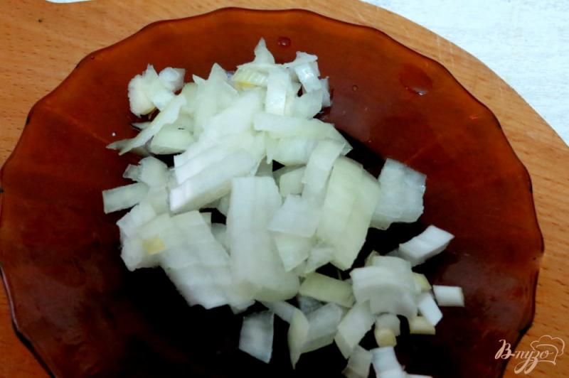 Фото приготовление рецепта: Салат с килькой в томатном соусе шаг №3