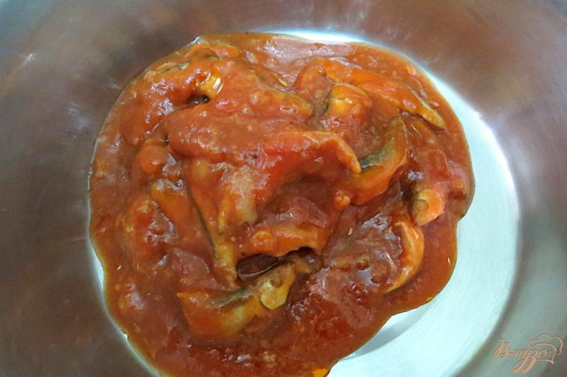 Фото приготовление рецепта: Салат с килькой в томатном соусе шаг №5