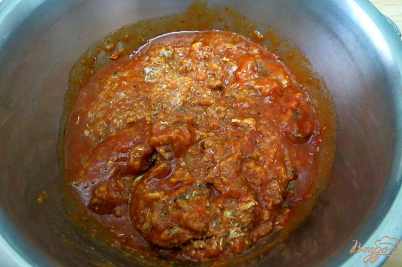 Фото приготовление рецепта: Салат с килькой в томатном соусе шаг №6
