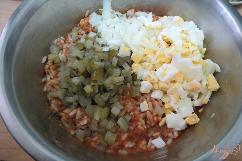 Фото приготовление рецепта: Салат с килькой в томатном соусе шаг №7