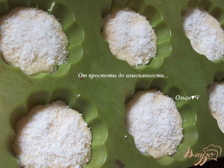 Фото приготовление рецепта: Кексы с кокосовой стружкой шаг №3