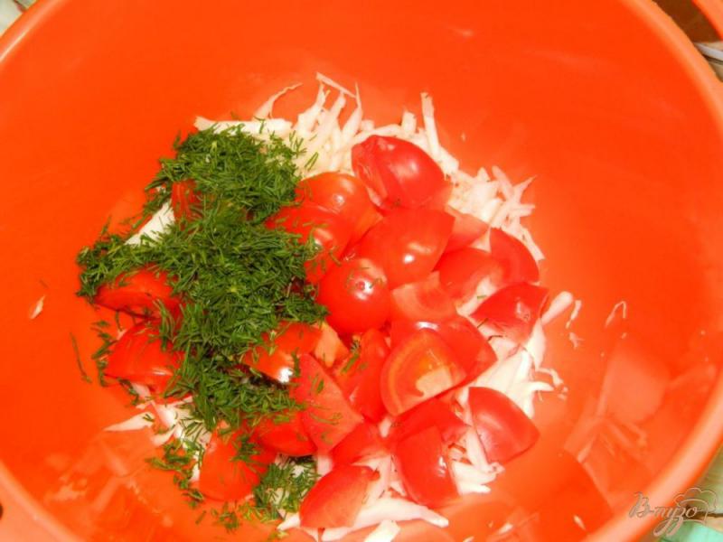 Фото приготовление рецепта: Салат с креветками, помидорами и пекинской капустой шаг №2