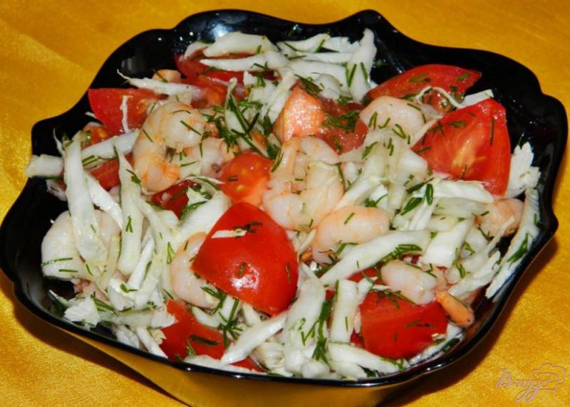 Фото приготовление рецепта: Салат с креветками, помидорами и пекинской капустой шаг №5