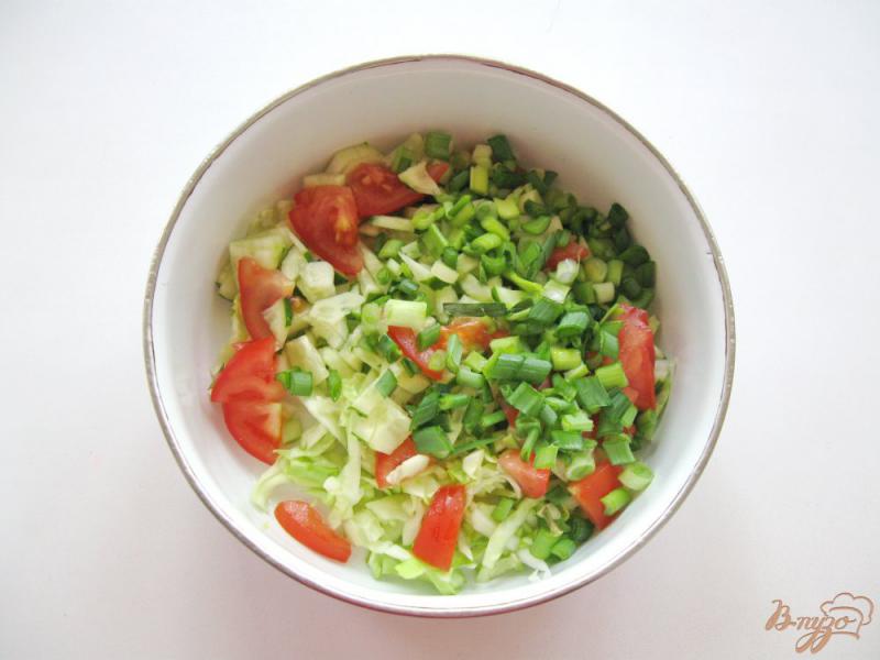 Фото приготовление рецепта: Салат с редисом и помидором шаг №4