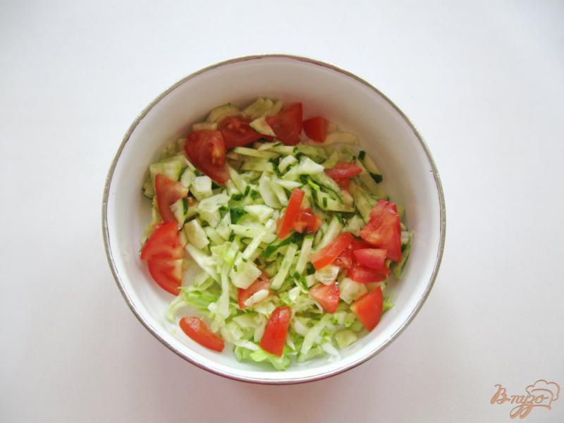 Фото приготовление рецепта: Салат с редисом и помидором шаг №3